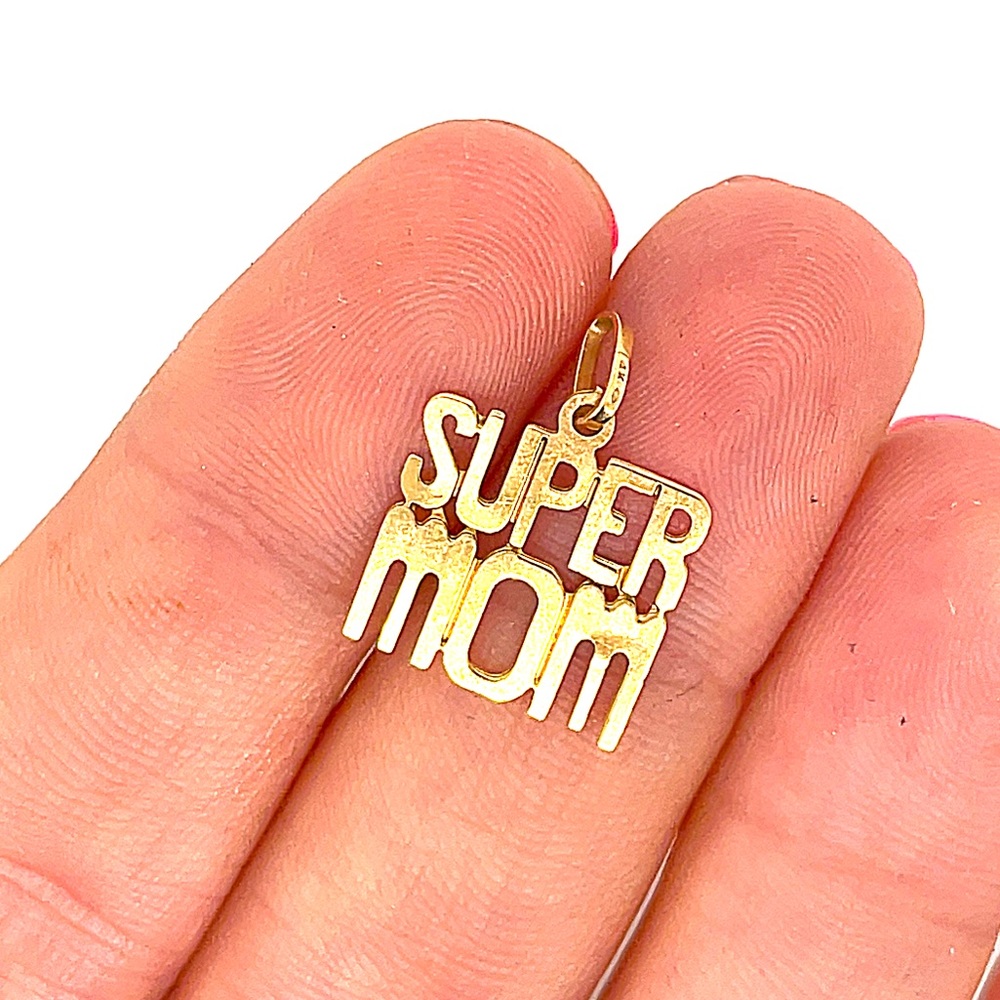“Super Mom” pendent in 14k Yellow Gold